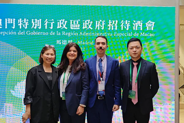 从左至右：Echo Chan，澳门欧洲商会主席；Mónica Gracia，FUNIBER 国际招生部主任；Jorge Valente，澳门中葡产业及文化交流促进协会会长；以及 Dong Chen FUNIBER 驻中国代表。
