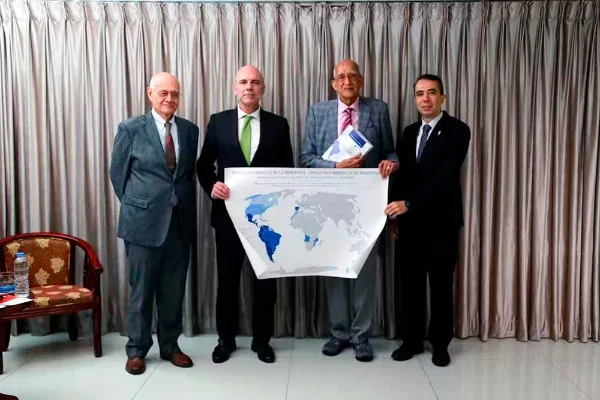 从左至右依次为:
José Luis Salas Marques教授、F. Álvaro Durántez博士、Rui José da Cunha博士、Jorge Valente博士。