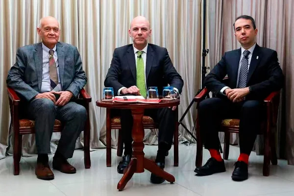 从左至右依次为:
José Luis Salas Marques教授、F. Álvaro Durántez博士、Jorge Valente博士。